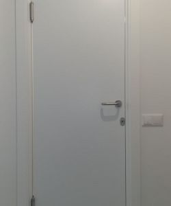 Маятниковая композитная дверь Aquadoor в белом цвете с запиранием на ключ