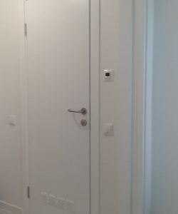 Пластиковая влагостойкая дверь Aquadoor с шумоподавляющей вентиляционной решеткой