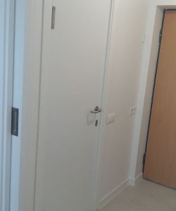 Маятниковая композитная дверь Aquadoor в белом цвете с запиранием на ключ