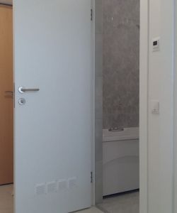 Пластиковая влагостойкая дверь Aquadoor с шумоподавляющей вентиляционной решеткой