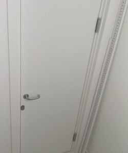 Маятниковая пластиковая влагостойкая дверь с запиранием на ключ