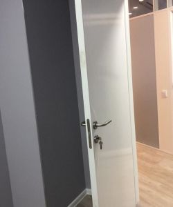 Гладкая белая медицинская дверь Aquadoor для стоматологии