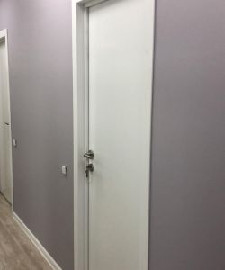 Гладкая белая медицинская дверь Aquadoor для стоматологии