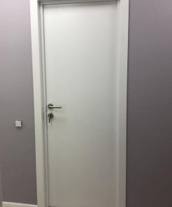 Гладкая белая медицинская дверь Aquadoor для стоматологии