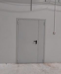 Полуторная металлическая противопожарная дверь Ei60 RAL 7035