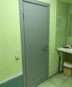 Гладкая серая пластиковая дверь Aquadoor с вентиляционной решеткой