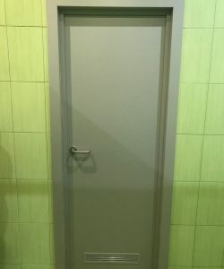 Гладкая серая пластиковая дверь Aquadoor с вентиляционной решеткой
