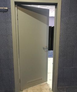 Пластиковая дверь Aquadoor в сером цвете с вентиляционной решеткой