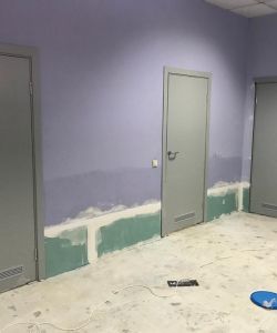 Гладкая серая пластиковая дверь Aquadoor с вентиляционной решеткой