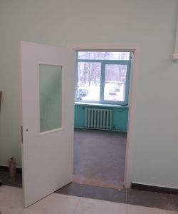 Композитные влагостойкие двери Aquadoor в белом цвете с прозрачным остеклением