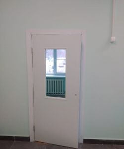 Композитные влагостойкие двери Aquadoor в белом цвете с прозрачным остеклением