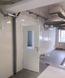 Композитные влагостойкие двери Aquadoor в белом цвете с прозрачным остеклением