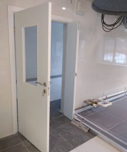 Композитные влагостойкие двери Aquadoor в белом цвете с прозрачным остеклением