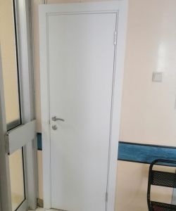 Белая гладкая одностворчатая медицинская дверь Aquadoor
