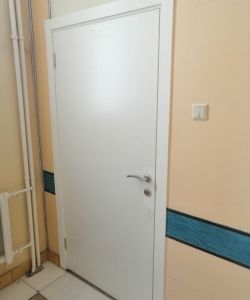 Белая гладкая одностворчатая медицинская дверь Aquadoor