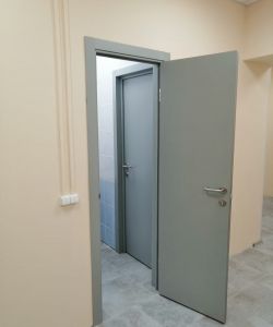 Гладкая серая медицинская дверь Aquadoor