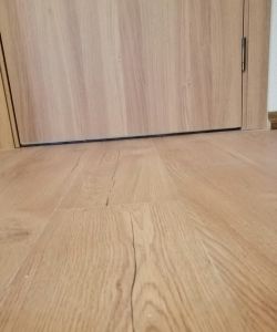 Дверь Aquadoor в цвете песочный дуб с выпадающим порогом