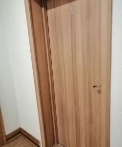 Дверь Aquadoor в цвете песочный дуб с фрезеровкой номерного фонда