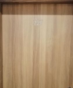 Дверь Aquadoor в цвете песочный дуб с фрезеровкой номерного фонда