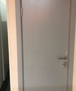 Серая пластиковая влагостойкая дверь Aquadoor RAL 7035