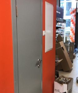 Серая пластиковая влагостойкая дверь Aquadoor RAL 7035