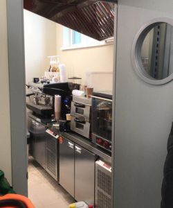 Серая пластиковая влагостойкая дверь Aquadoor RAL 7035 с иллюминатором