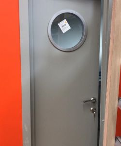 Серая пластиковая влагостойкая дверь Aquadoor RAL 7035 с иллюминатором