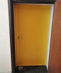 Покраска дверного блока по RAL 1003 сигнально желтый