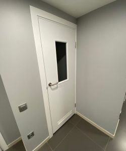 Остекленная белая влагостойкая пластиковая дверь Aquadoor с вентиляционной решеткой