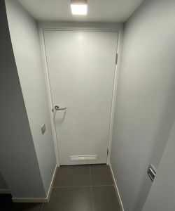 Глухая белая влагостойкая пластиковая дверь Aquadoor с вентиляционной решеткой