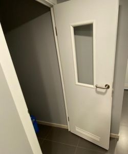 Остекленная белая влагостойкая пластиковая дверь Aquadoor с вентиляционной решеткой