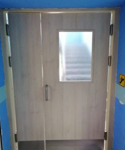Дверь Aquadoor маятниковая в цвете скандинавский дуб с армированным стеклом полуторная