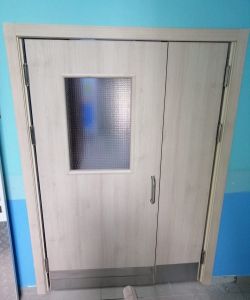 Дверь Aquadoor маятниковая в цвете скандинавский дуб с армированным стеклом полуторная