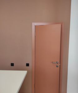 Дверь Aquadoor окрашена в цвет по RAL 3012 пепельно розовый