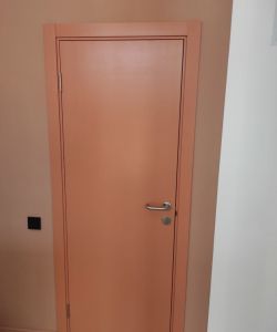 Дверь Aquadoor окрашена в цвет по RAL 3012 пепельно розовый