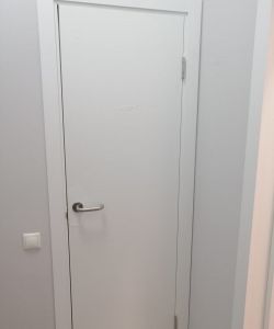 Белая гладкая пластиковая влагостойкая дверь Aquadoor