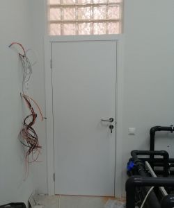 Белая гладкая пластиковая влагостойкая дверь Aquadoor