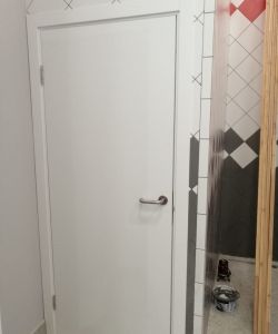 Белая гладкая пластиковая влагостойкая дверь Aquadoor