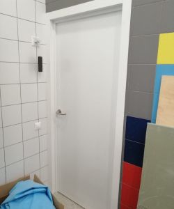 Белая гладкая пластиковая влагостойкая дверь Aquadoor