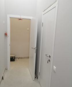 Белая гладкая пластиковая влагостойкая дверь Aquadoor