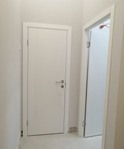 Белая гладкая пластиковая влагостойкая дверь Aquadoor