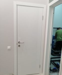 Белая гладкая пластиковая влагостойкая дверь Aquadoor