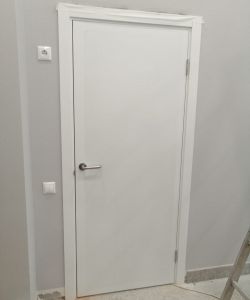 Белая гладкая пластиковая влагостойкая дверь Aquadoor