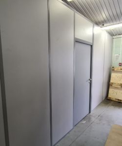 Композитные влагостойкие двери Aquadoor в сером цвете в составе перегородок