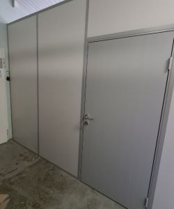 Композитные влагостойкие двери Aquadoor в сером цвете в составе перегородок