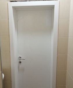 Пластиковая гладкая белая дверь Aquadoor