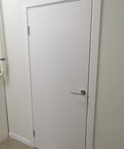 Пластиковая гладкая белая дверь Aquadoor