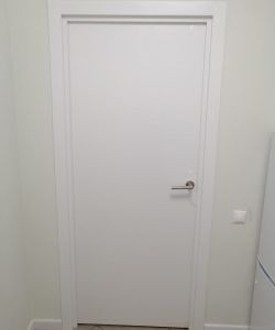 Пластиковая гладкая белая дверь Aquadoor