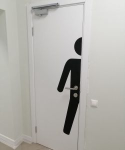 Пластиковая гладкая белая дверь Aquadoor MEN с доводчиком на скользящей тяге