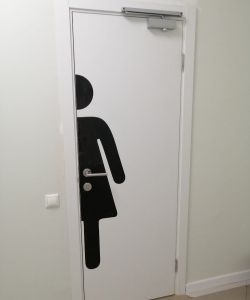 Пластиковая гладкая белая дверь Aquadoor WOMEN с доводчиком на скользящей тяге